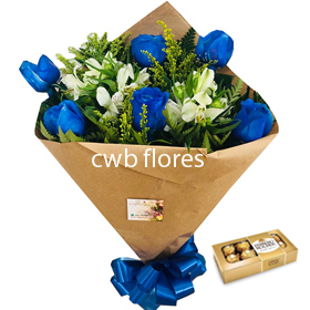 Buquê com rosas azul e ferrero rocher