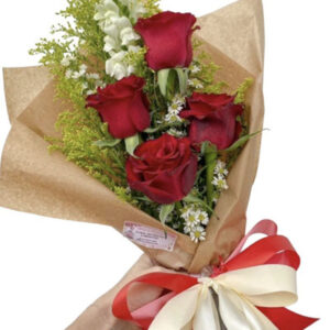 Ramo com 4 Rosas e Flores do Campo