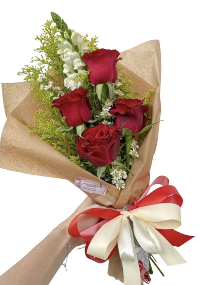 Ramo com 4 Rosas e Flores do Campo