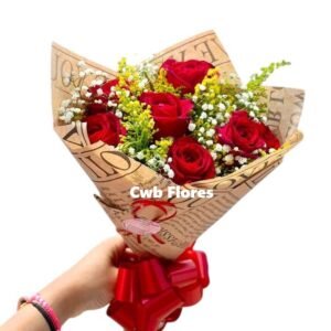 Buquê de Rosas Vermelhas com Flores do Campo Mistas